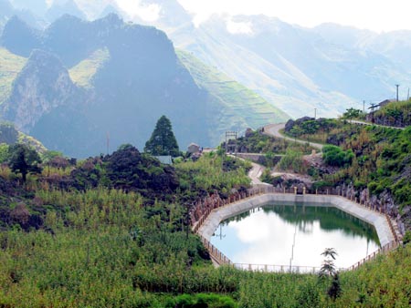 ພູພຽງຫີນດົ່ງວັນ ດຶງດູດ ນັກທ່ອງທ່ຽວພາຍໃນ ແລະ ຕ່າງປະເທດ ມາຢ້ຽມຢາມ